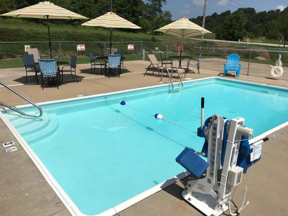 Cassville Four Seasons Inn & Suites Exterior photo