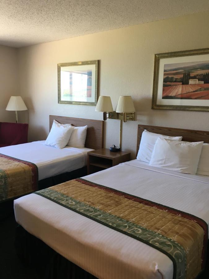 Cassville Four Seasons Inn & Suites Exterior photo